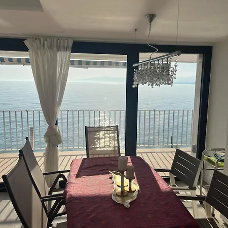 Sea View Apartment *